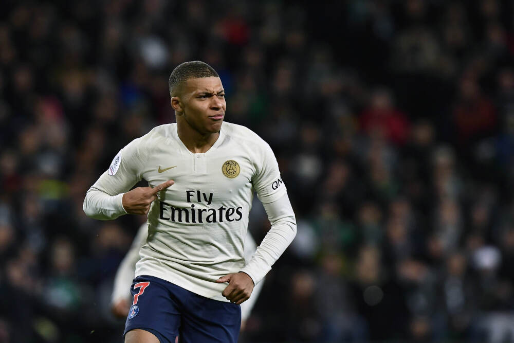 小鹏女性人形机器人里藏真人？何小鹏回应